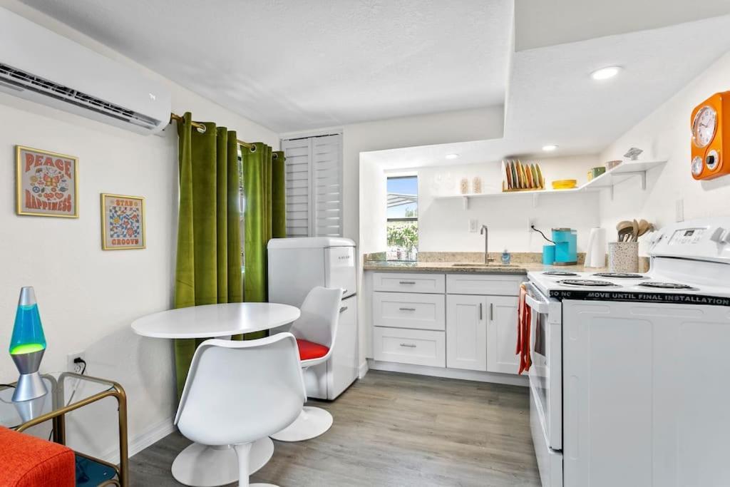 That 70'S Themed Apt Close To Coffee, Food + Shops Tampa Ngoại thất bức ảnh