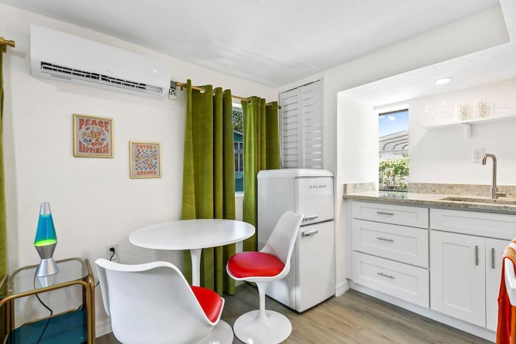 That 70'S Themed Apt Close To Coffee, Food + Shops Tampa Ngoại thất bức ảnh